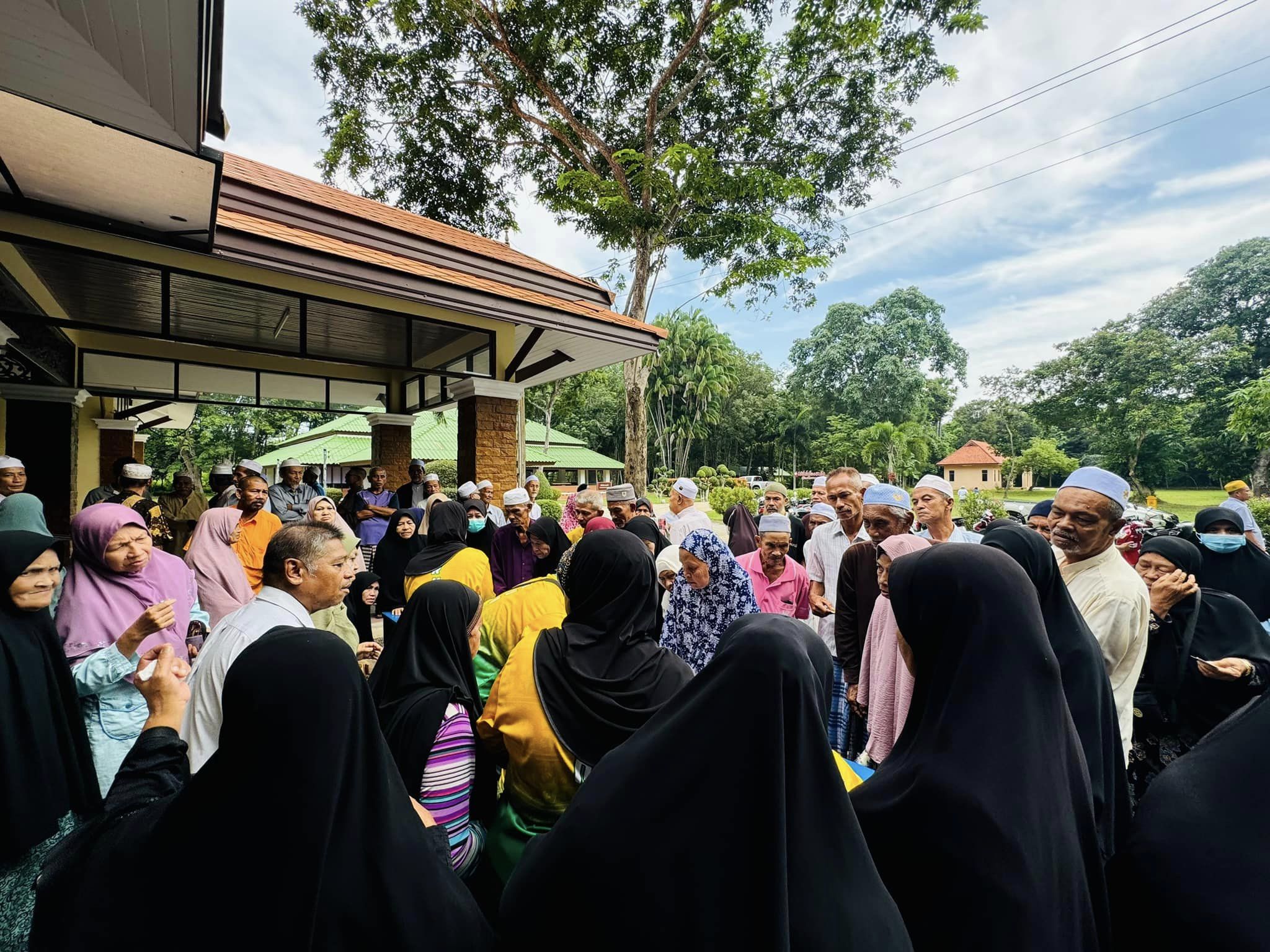 โครงการตรวจคัดกรองและแก้ไขความผิดปกติทางการมองเห็นของผู้สูงอายุ และประชาชนกลุ่มเสี่ยงในเขตตำบลยะรังซึ่งมีการตรวจคัดกรองโรคทางสายตาโดยเวชปฏิบัติจักษุ และตรวจสายตาโดยช่างเทคนิคสายตา
 ณ